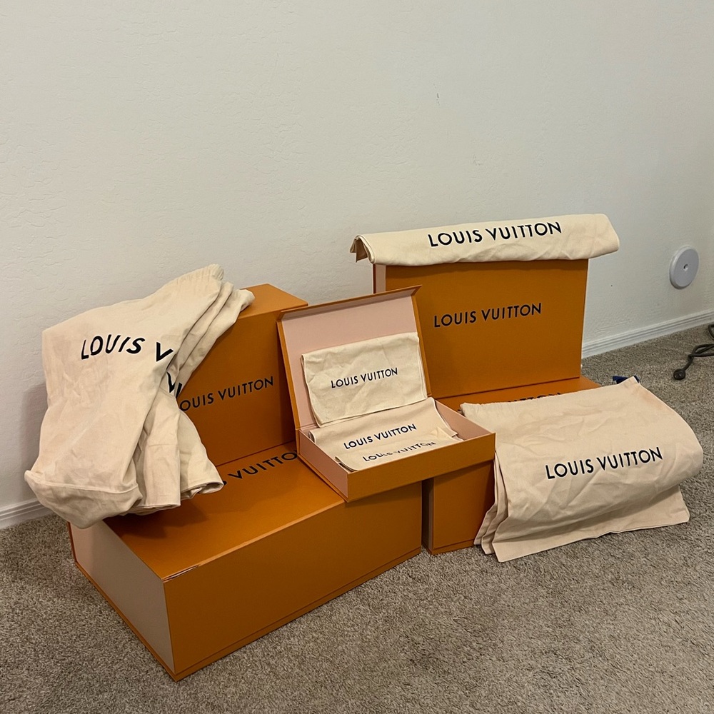 Authentic Louis Vuitton 🍊 XL BUNDLE
5 -Storage Boxes & 12 -Dust Bags - Picture 8 of 16